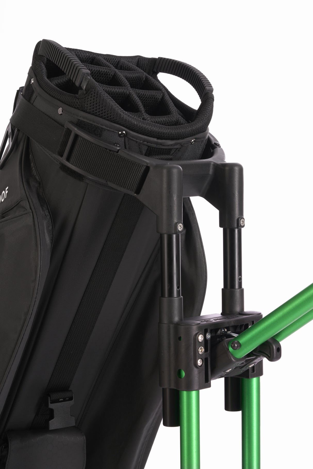 Schwarzer Elektrotrolley mit stabiler grüner Rahmenhalterung und großzügigem Facheinsatz fürs Golfzubehör.