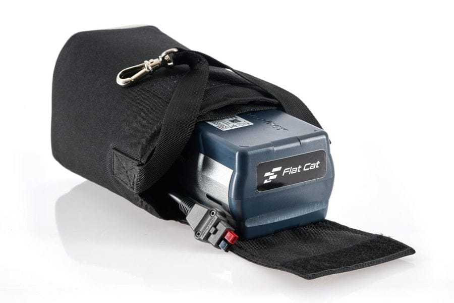Schwarze Flat Cat Batterie Tasche mit aufklappbarem Deckel und robustem Tragegurt.