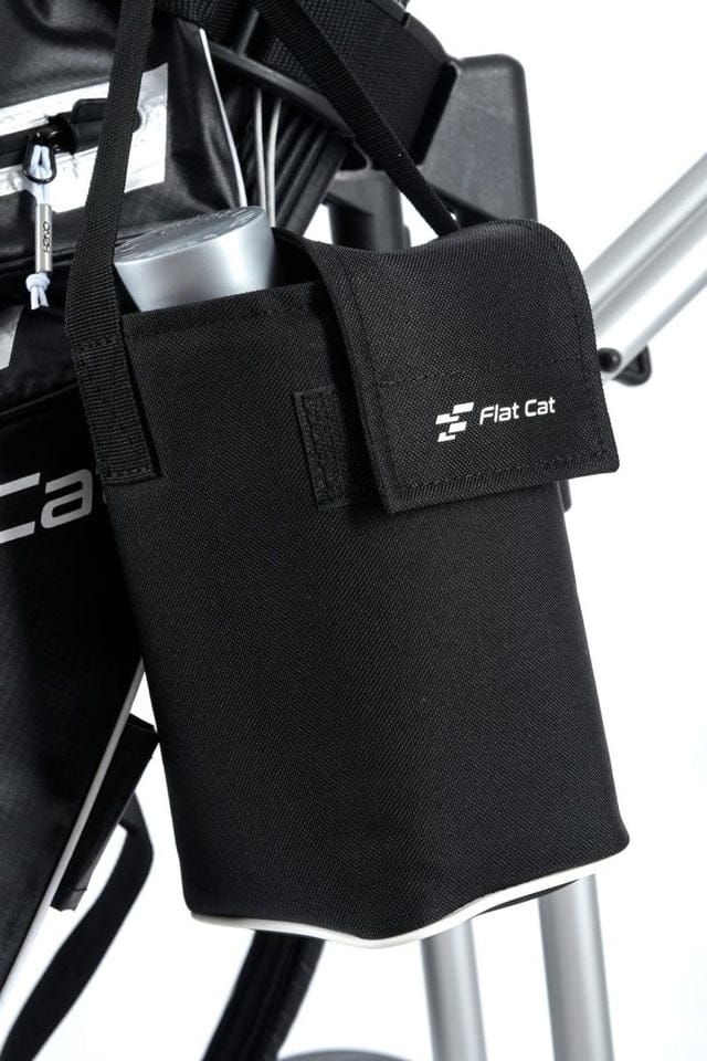 Schwarze Flat Cat Batterietasche aus robustem Material mit Klettverschluss und Tragegriff.