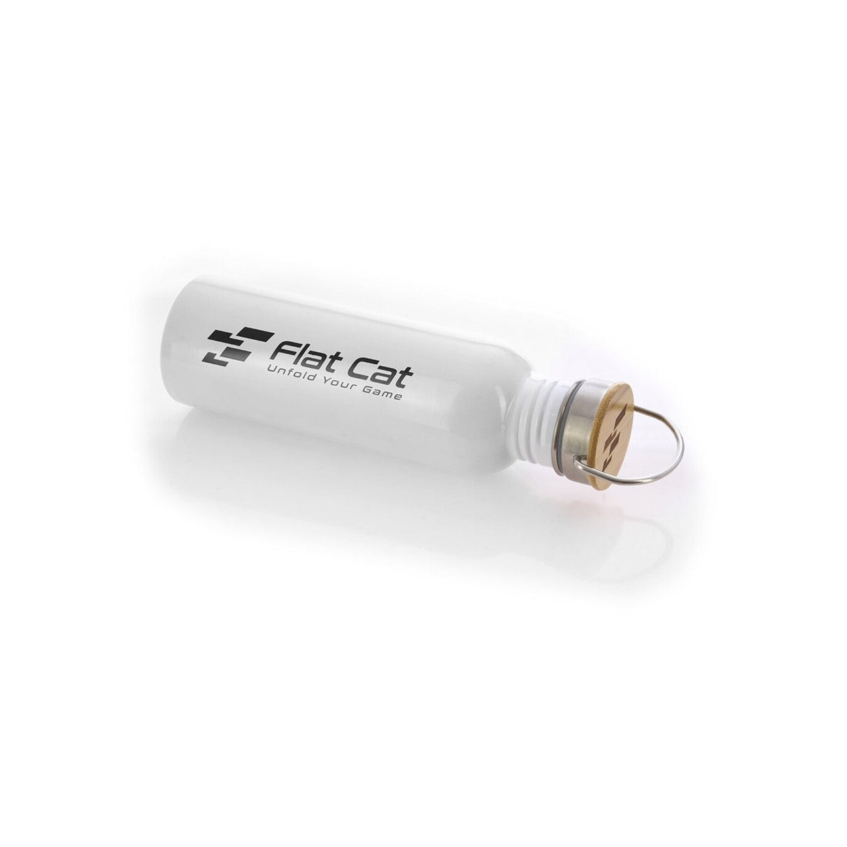 Weiße Flat Cat Wasserflasche aus Kunststoff mit Holzdeckel und schwarzem Logo.