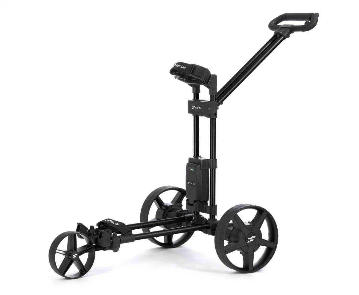 Schwarzer elektrischer Golftrolley Flat Cat Touch 2025 mit drei großen Rädern und ergonomischem Griff.