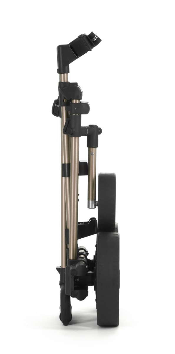 Elektrischer Golftrolley Flat Cat Touch 2025 in Brushed-Silber, seitliche Ansicht, kompakt zusammengeklappt.