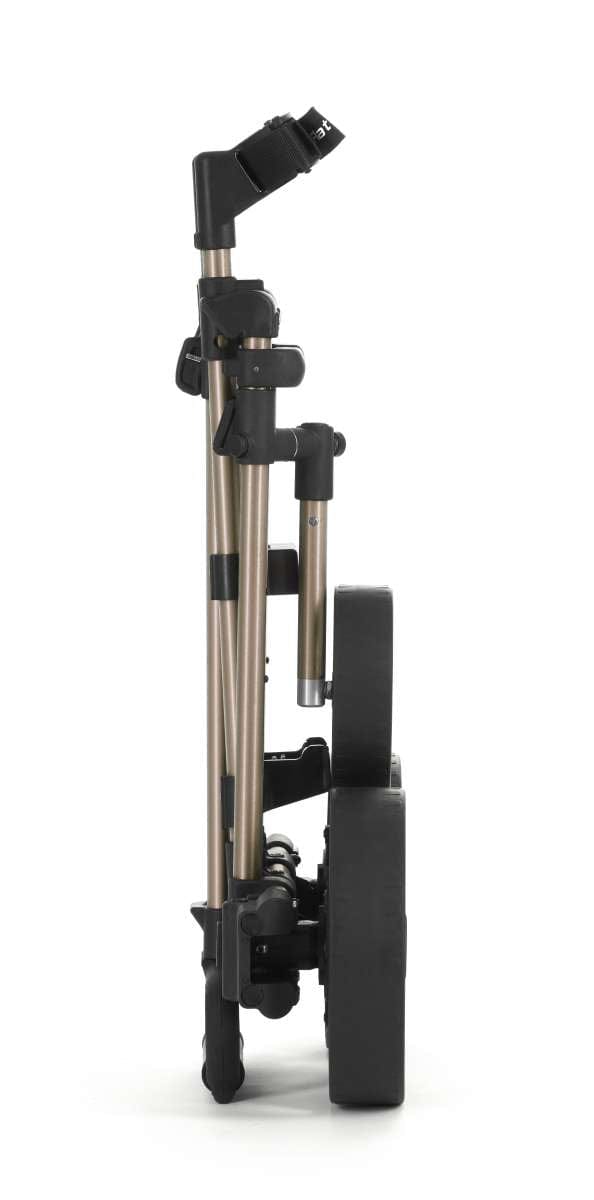 Elektrischer Golftrolley Flat Cat Touch 2025 in Brushed-Silber, seitliche Ansicht, kompakt zusammengeklappt.