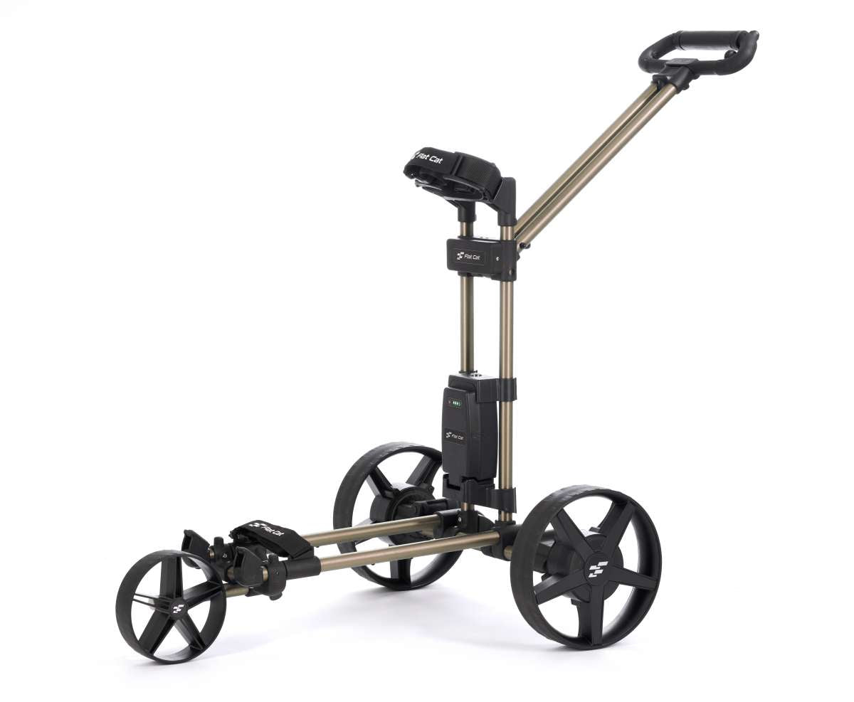 Elektro-Golftrolley Flat Cat Touch 2025 in gebürstetem Silber mit drei Rädern und klappbarem Griff.