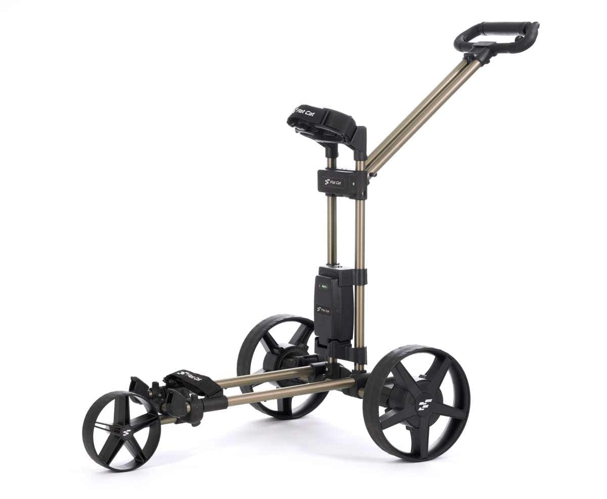 Elektro-Golftrolley Flat Cat Touch 2025 in gebürstetem Silber mit drei Rädern und klappbarem Griff.