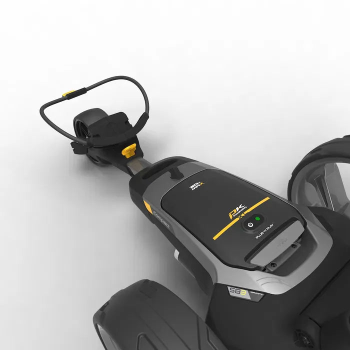 Schwarzer elektrischer CT6 EBS XL Lithium Golftrolley mit gelben Details und integriertem Steuergriff.