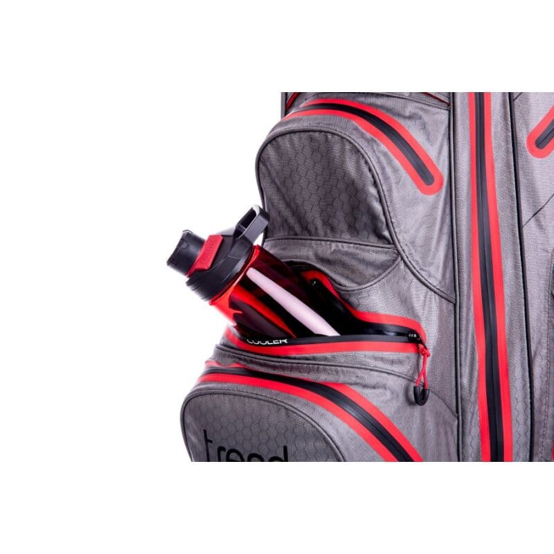 Wasserdichtes Golfbag in Grau mit orangen Reißverschlüssen und seitlicher Tasche für Flasche.