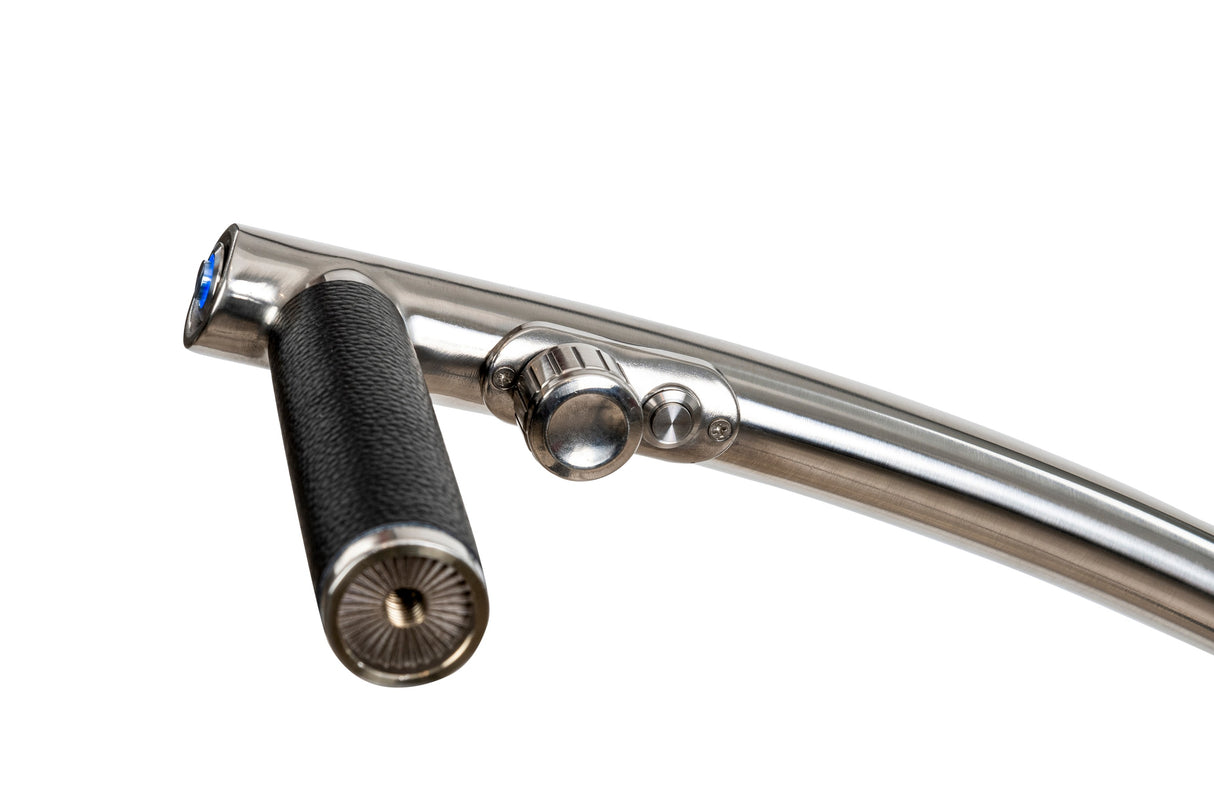 Elektrotrolley Griff mit schwarzem Lederbezug und gebürstetem Metallrahmen.