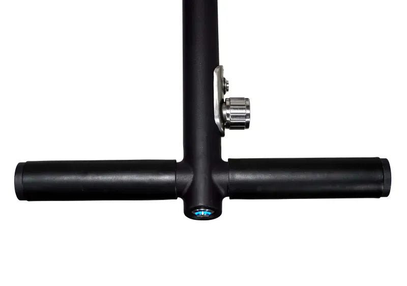 Schwarzer Griff mit zentralem Befestigungsstück und Metallverschraubung am Golftrolley-Halbgriff.