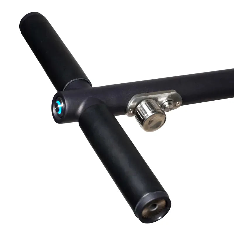 Schwarzer Griff eines Haicaddy HC9 BLACK EDITION Golftrolleys mit silbernem Schloss am Rahmen.