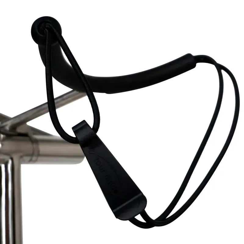 Nahaufnahme des schwarzen elastischen Spanngurts am polierten Edelstahlrahmen des Elektrocaddys.