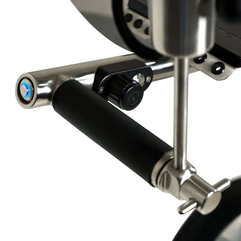 Nahaufnahme eines silbernen gebürsteten Metallrohrs mit schwarzem Schaumstoffgriff und verstellbarer Klemme.