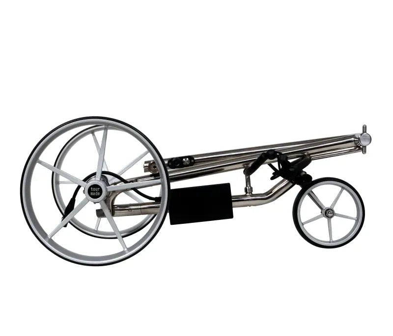 Kompakter gefalteter Haicaddy HC5 Elektrocaddy in Silber mit großen und kleinen Rädern.
