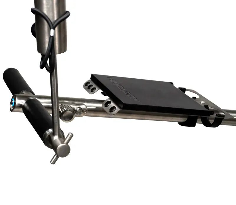 Halterung aus gebürstetem Edelstahl mit schwarzem Ablagebrett und verchromten Bauteilen.