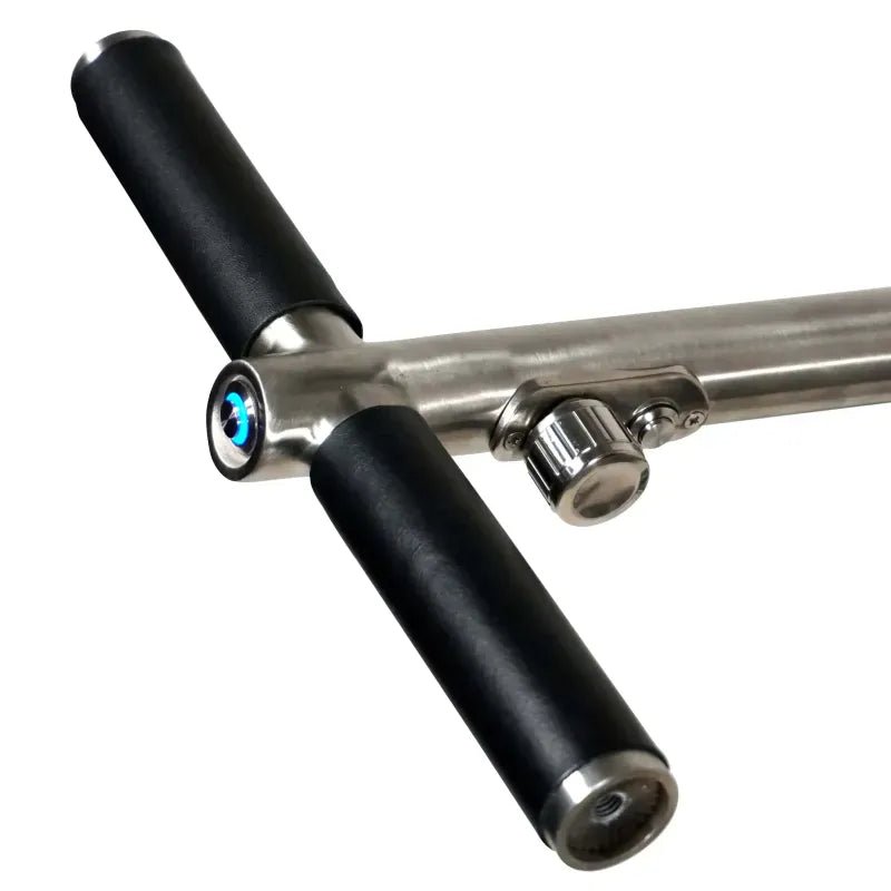 Elektrocaddy Griff aus gebürstetem Edelstahl mit schwarzen, ergonomischen Griffpolstern und Druckknopfsteuerung.