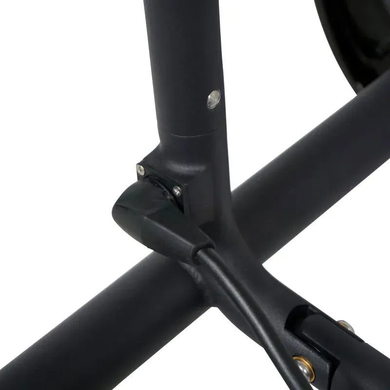 Schwarze Metallverbindung mit Schrauben an Golf-Elektrotrolley-Rahmen.