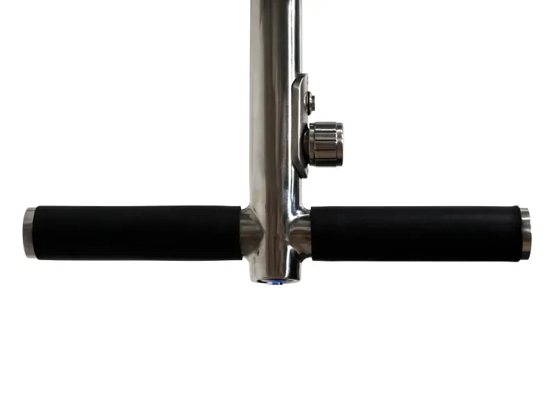 Silberner Golftrolley-Griff mit schwarzem Schaumstoffpolster und Metallendkappen.