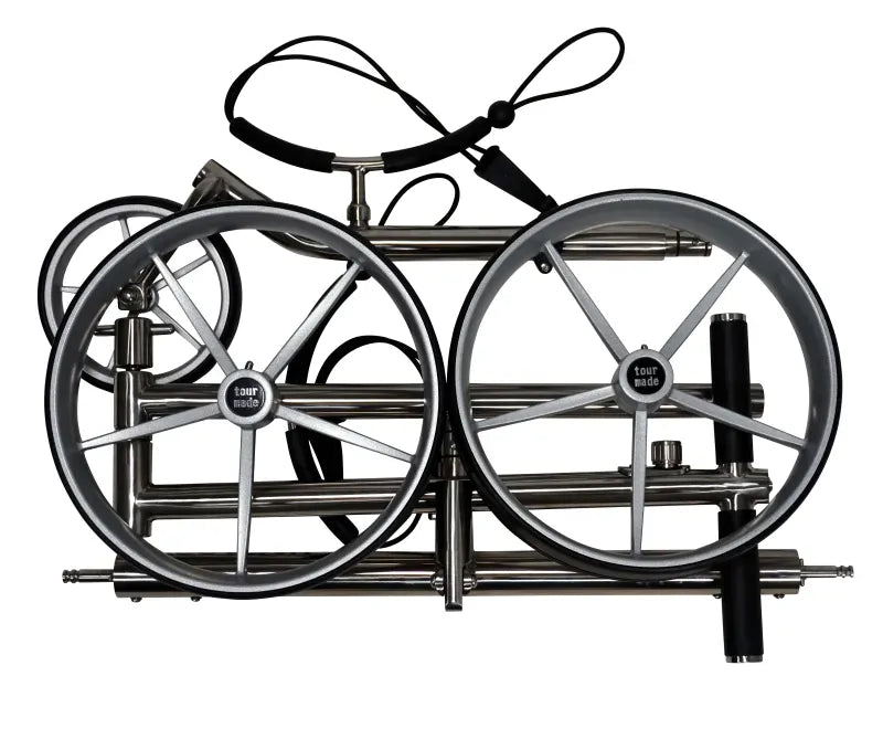 Zusammengeklappter silberner Elektrogolftrolley aus poliertem Edelstahl mit großen Speichenrädern.