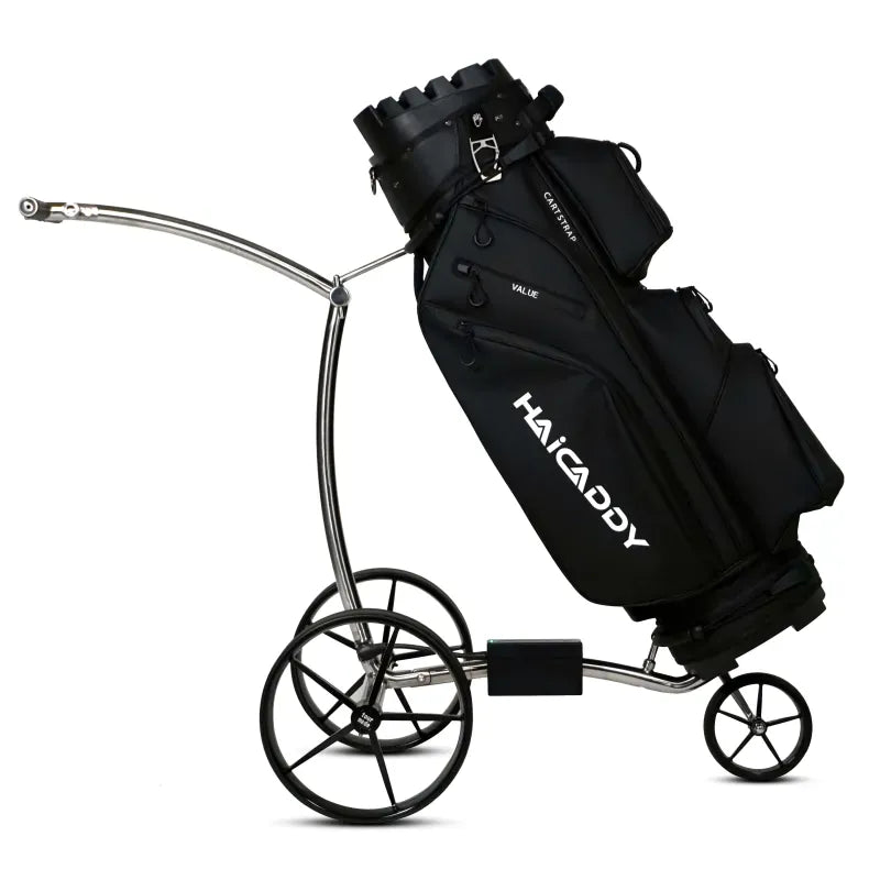 Silberner Haicaddy Golftrolley mit schwarzem Golfbag und drei Rädern, schlankes Design.
