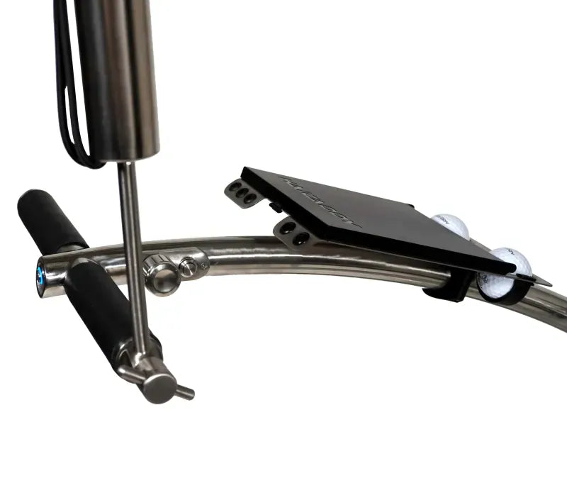 Silberner Golftrolley-Rahmen mit schwarzem Bedienfeld und ergonomischem Griff aus Kunststoff.