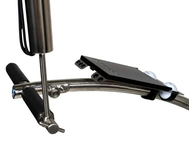Silberner Golftrolley-Rahmen mit schwarzem Bedienfeld und ergonomischem Griff aus Kunststoff.