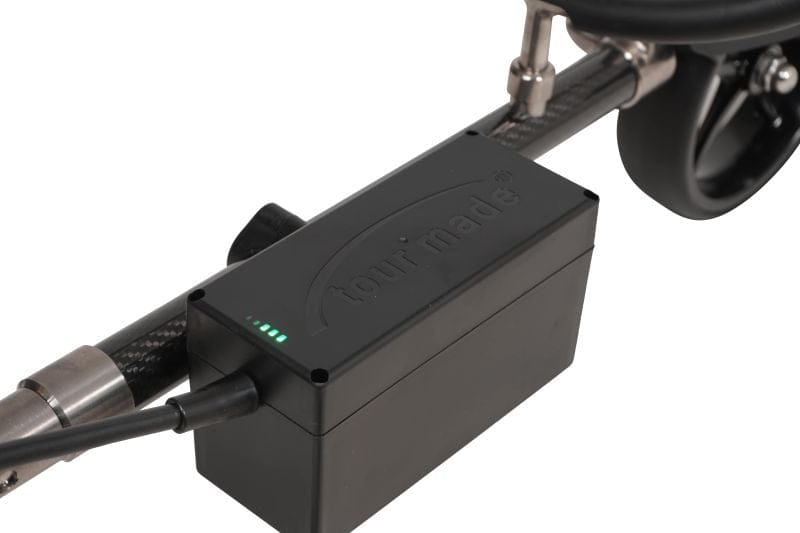 Kompakter schwarzer Lithium-Ionen-Akku mit Ladestandsanzeige am Golftrolley-Griff aus Carbon.