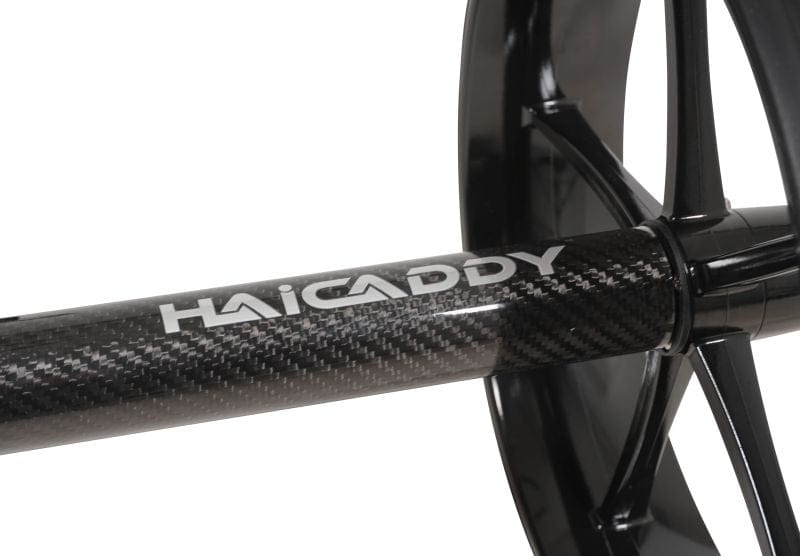 Detailaufnahme des Haicaddy HC9TiC Golftrolley Rahmens aus schwarzem Carbon mit weißem Schriftzug.