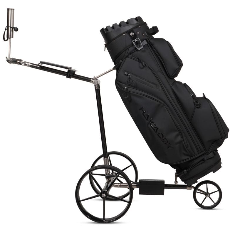 Schwarzer Haicaddy HC9TiC Golftrolley mit zwei großen Carbonrädern und kleinem Stützrad, beladen mit schwarzem Golfbag.