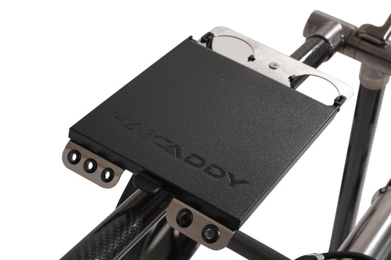 Schwarze Carbonhalterung mit Haicaddy-Logo und Metallbefestigung am Golftrolley rahmen.