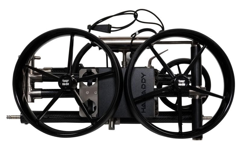 Elektrischer Haicaddy HC9TiC Golftrolley in Carbon Schwarz, zusammengeklappt mit Akku und Griffen.