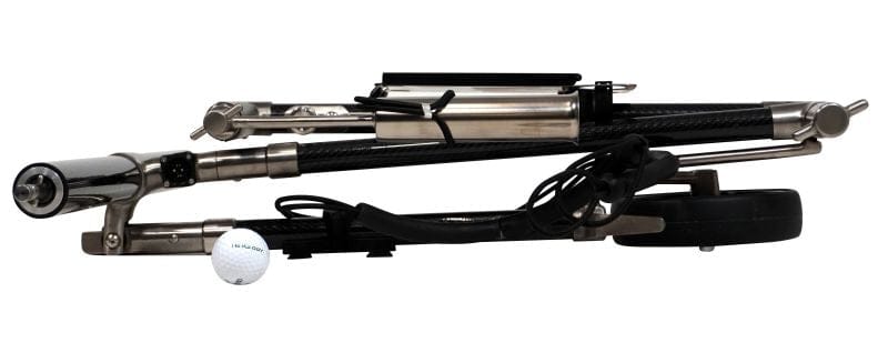 Kompakter, zusammengeklappter Haicaddy HC9TiC Golftrolley in schwarzem Carbon mit verstellbaren Griffen und Rädern.