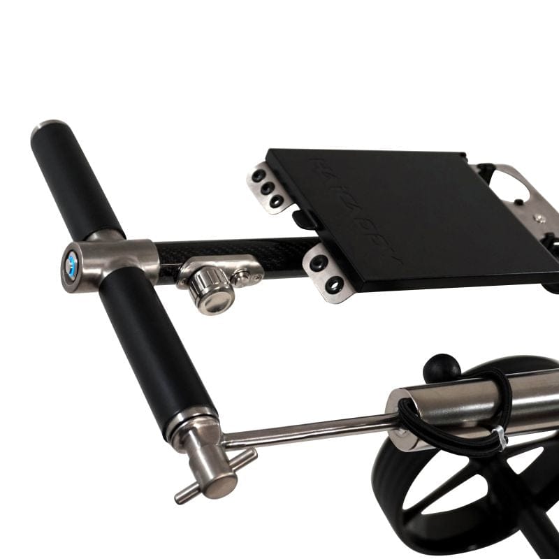 Schwarzes Carbon-Golftrolley-Lenkrad mit silbernem Metallgestell und verstellbarer Halterung.