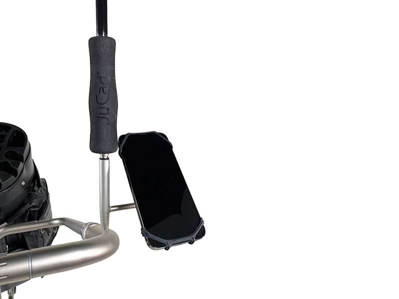 JuCad Handyhalter mit schwarzem Haltegummi und Schirmverlängerung aus Edelstahl am Golftrolley angebracht.