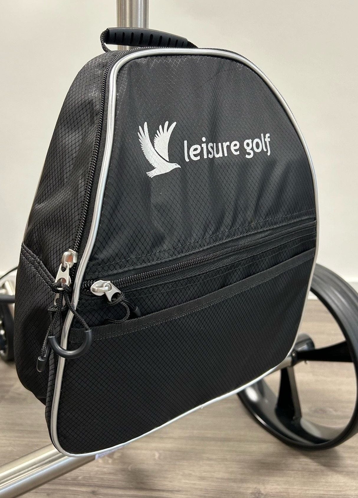 Schwarze Kühltasche aus Nylon mit Reißverschluss und weißem leisure golf Logo, montiert am Golf Trolley.