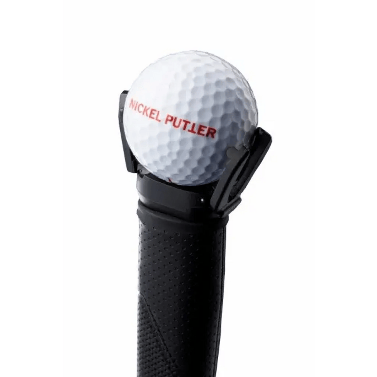 Golfball auf schwarzem Flat Cat Ball Pick-Up von Nickel Putter mit strukturierter Griffoberfläche.