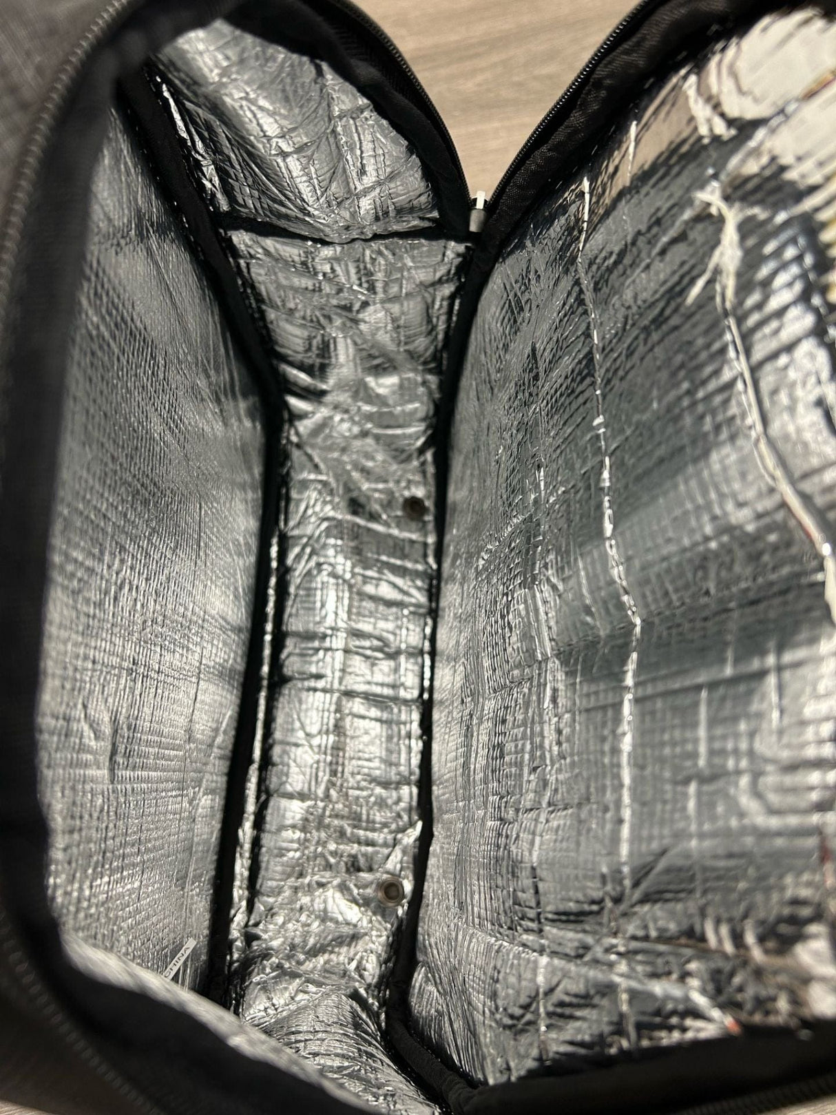 Kühltasche mit silberner Isolierung und schwarzem Außenmaterial, rechteckige Form Innenansicht.