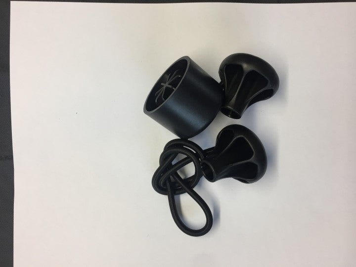 Schwarze Achsenschutz-Kappen aus Kunststoff mit zwei Gummibändern für Golf-Trolley-Zubehör.