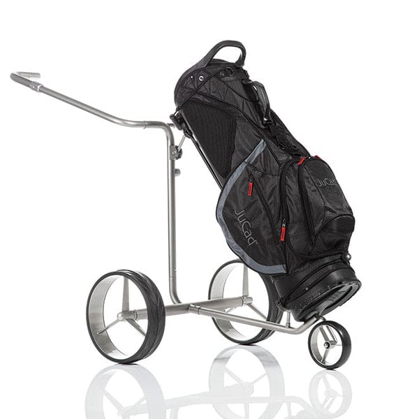 Schwarzes JuCad Fly Hybrid Golfbag auf silbernem, dreirädrigem Trolley mit grauen und roten Akzenten.