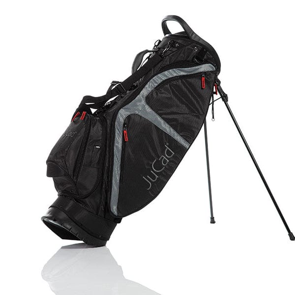 Schwarzes JuCad Fly Hybrid Golfbag mit grauen Akzenten, Ständer und roten Reißverschlüssen.