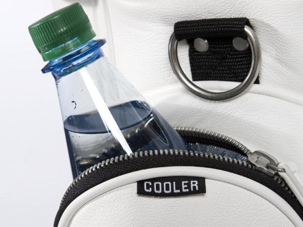 Weißes Jucad Bag Style mit Kühlerfach und silbernem Reißverschluss, grüner Wasserflasche im Fach.