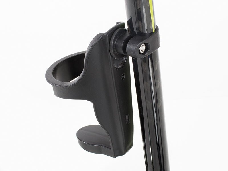 Schwarzer Jucad Flaschenhalter aus Kunststoff, am Golf Trolley befestigt.