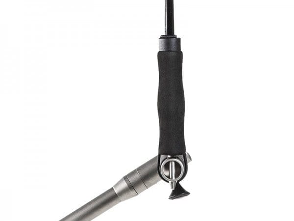 Manueller Griff eines JUCAD Ghost Titan Golf-Trolleys in mattem Titan mit schwarzem Schaumstoffgriff.