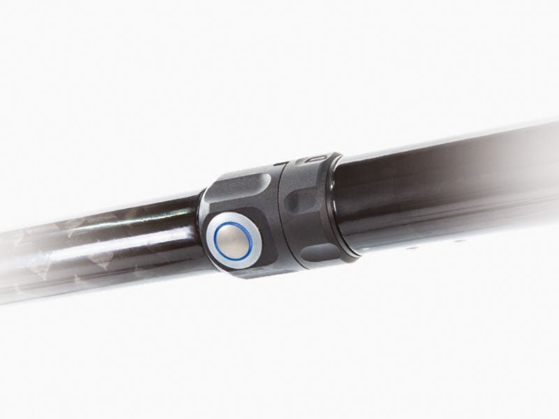 Schwarzer JuCad Carbon Teleskop-Golfgriff mit blauem Bedienelement und Lederdetail.