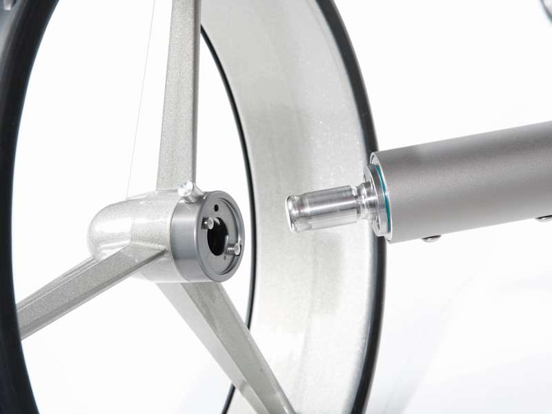 Titan-silberner Golftrolley-Rad mit schwarzem Mittelstück und dreispeichigem Design.