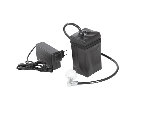 Elektro-Golftrolley-Akku mit Ladekabel und Verbindungskabel in schwarzer Hülle.