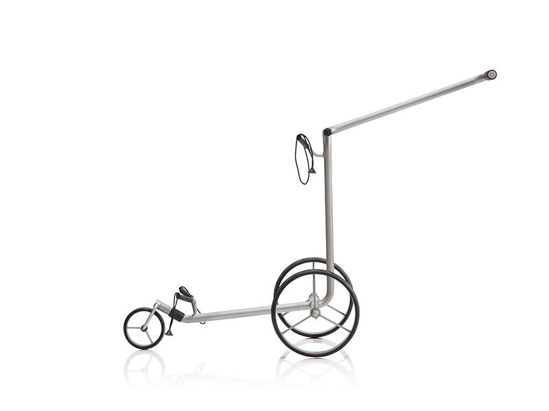 Manueller JuStar SILVER 3-Rad-Golftrolley aus leichtem Metall mit großem Hinterrad und zwei kleineren Vorderrädern.