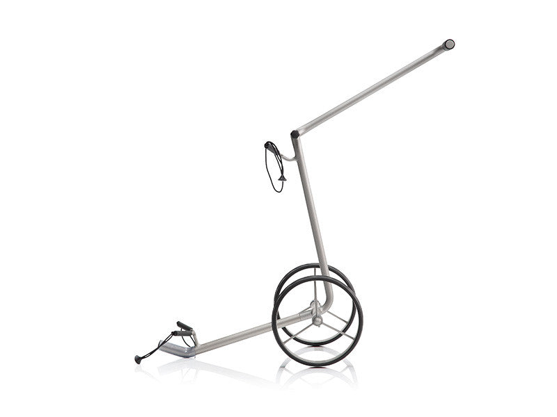 Silberner JuStar 2-Rad Golftrolley mit leichtem Aluminiumrahmen und klappbarem Griff.