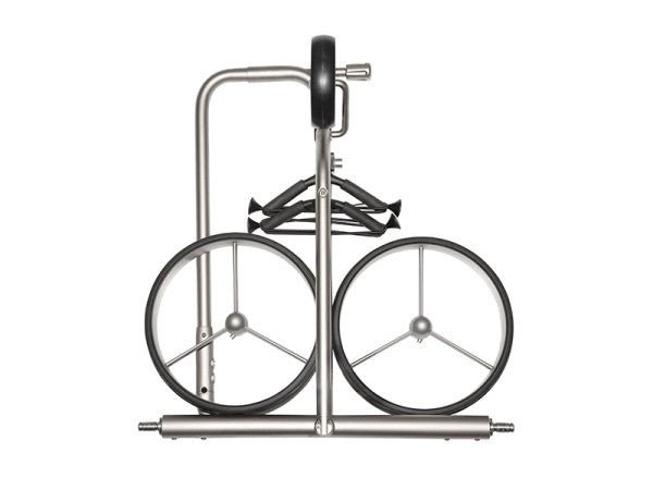 Elektrotrolley aus silbernem Metall mit zwei großen, schwarzen Rädern und minimalistischem Rahmen.