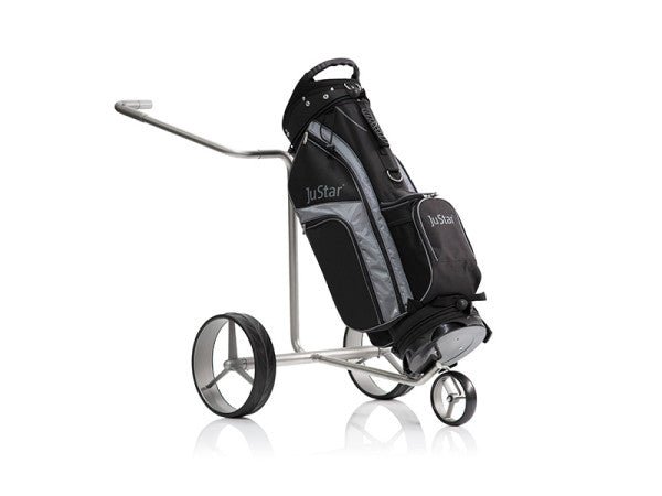 Elektrischer Golftrolley Justar Titan Classic mit schwarzem Golftrolley-Bag und drei Rädern.