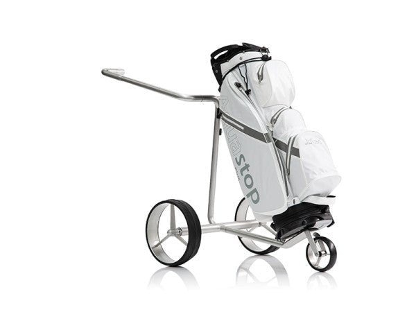 Elektrotrolley mit weißem Golfbag, silbernem Rahmen und drei Rädern, kompakte Bauweise.